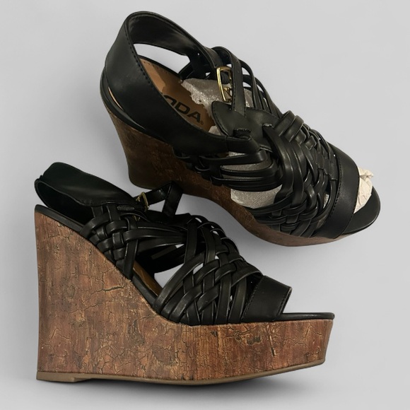 Soda Brand faux leather black strappy retro wedge Jumbo sandals size 7.5 - Picture 1 of 8